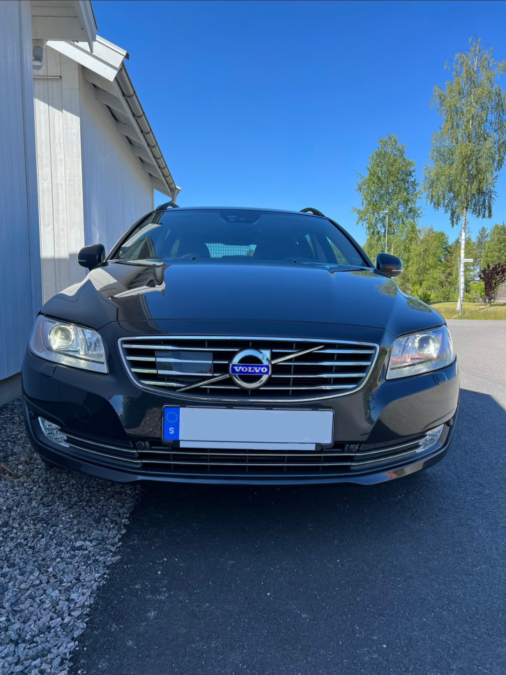 Volvo V70 från framsidan med klassisk grill