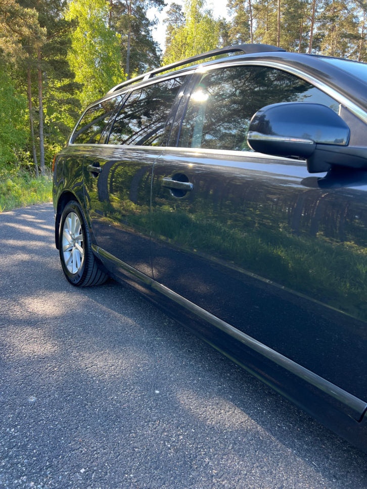 Volvo V70 snett bakifrån med D4-emblem