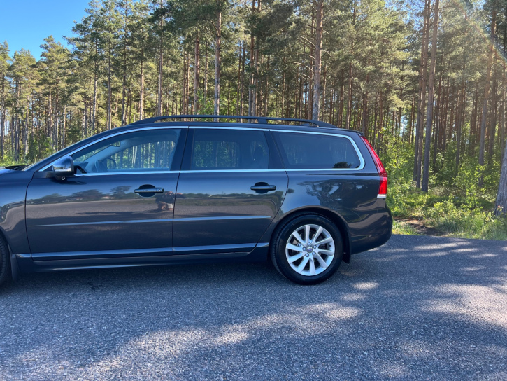 Volvo V70 i sidoprofil framför en svensk tallskog