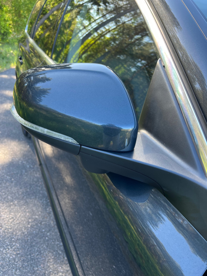 Sidospegel på en Volvo V70 med integrerad blinkers