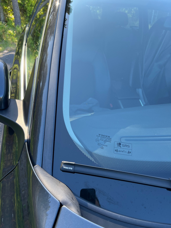 Vindrutans Volvo-märkning med SRS- och SIPS-symboler
