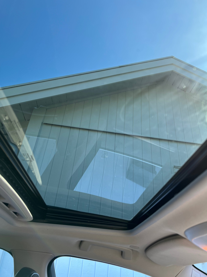 Panoramaglastak sett inifrån en Volvo V70 med ljus kupé