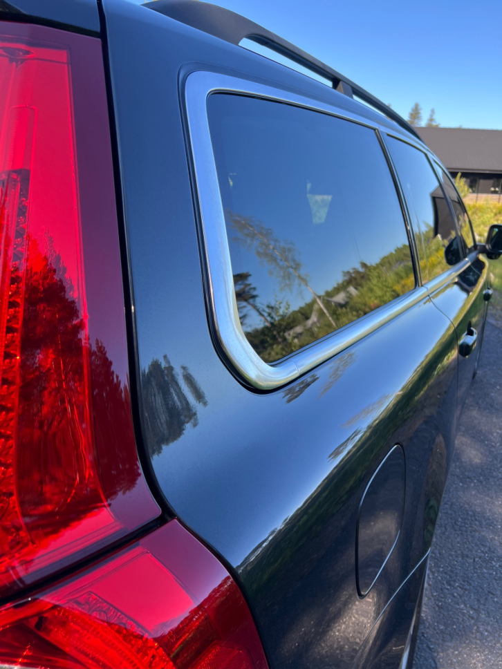 Volvo V70 med öppen baklucka i sommarljus